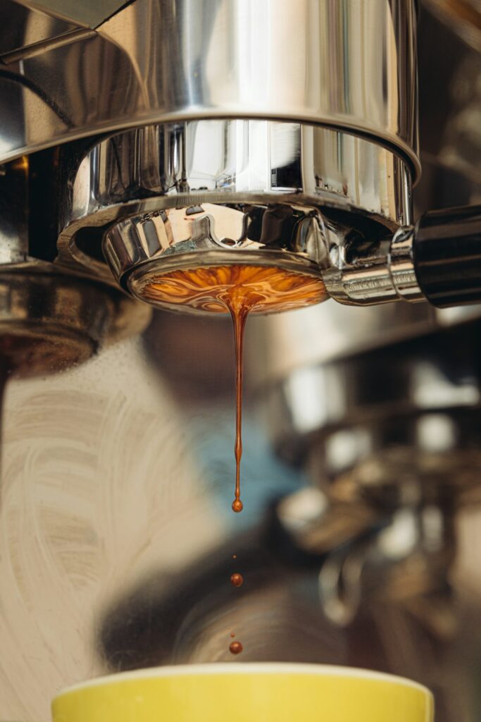 Espresso läuft durch einen Naked Portafilter mit goldener Crema