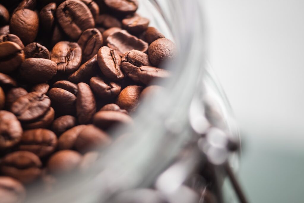Kaffeebohnen in einem Glasbehälter