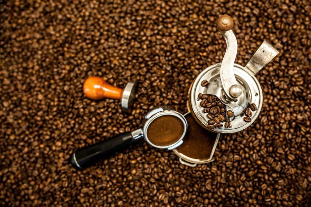 Handkaffeemühle von oben mit einer Tasse Espresso