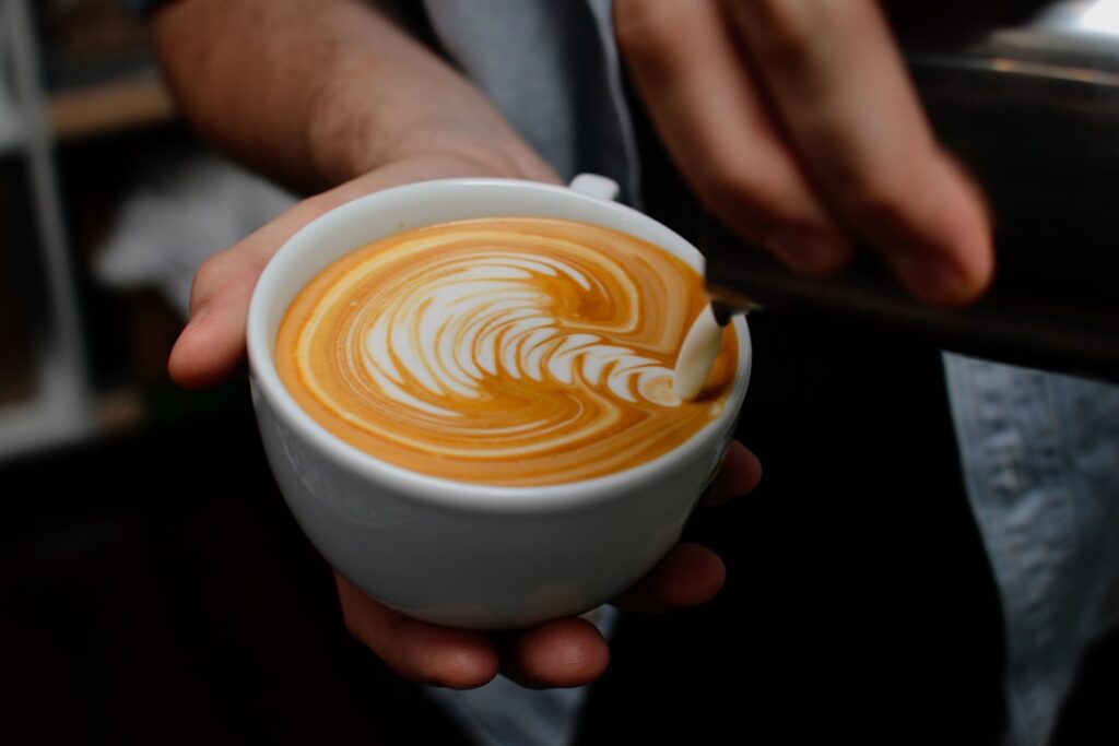 Latte Art in einer Kaffeetasse