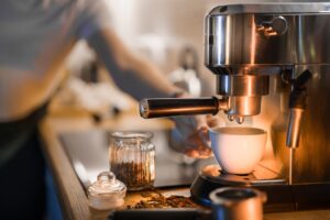 Kaffeevollautomat richtig entkalken: Anleitung, Intervalle, Hausmittel vs. Spezialentkalker