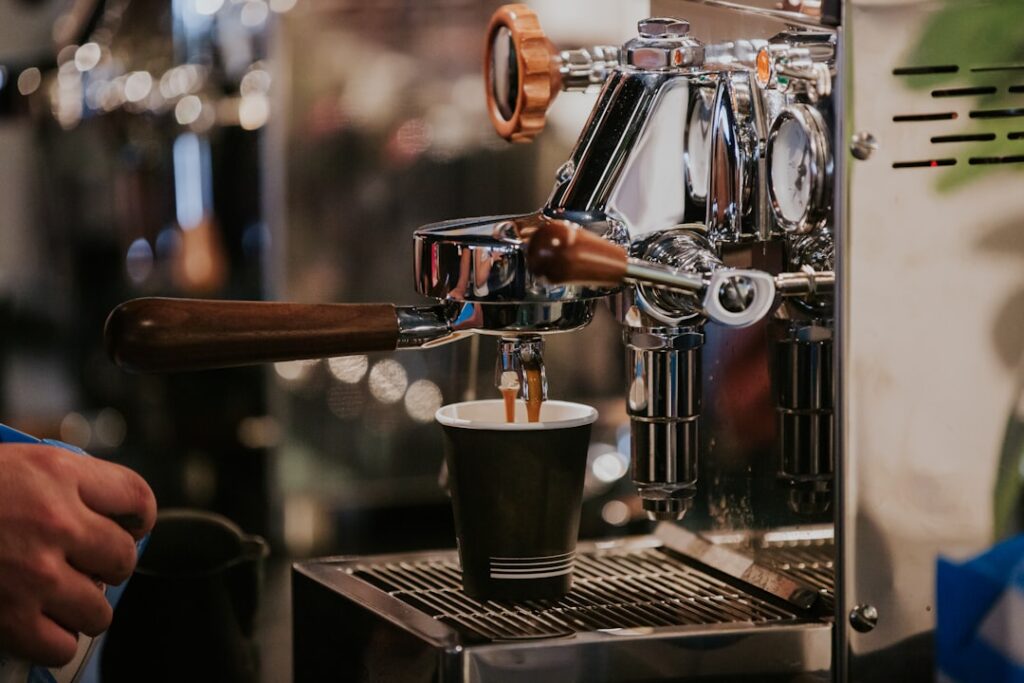 Espressomaschine beim Kaffeebrühen